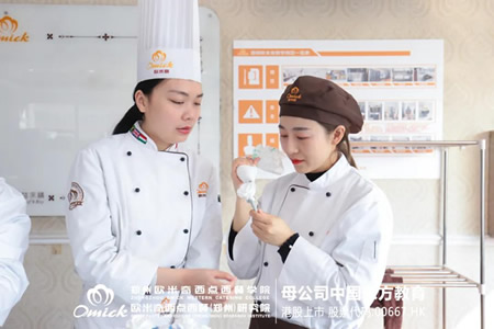 教师专访 | 严谨教学，学生为本，带领学生不断成长！